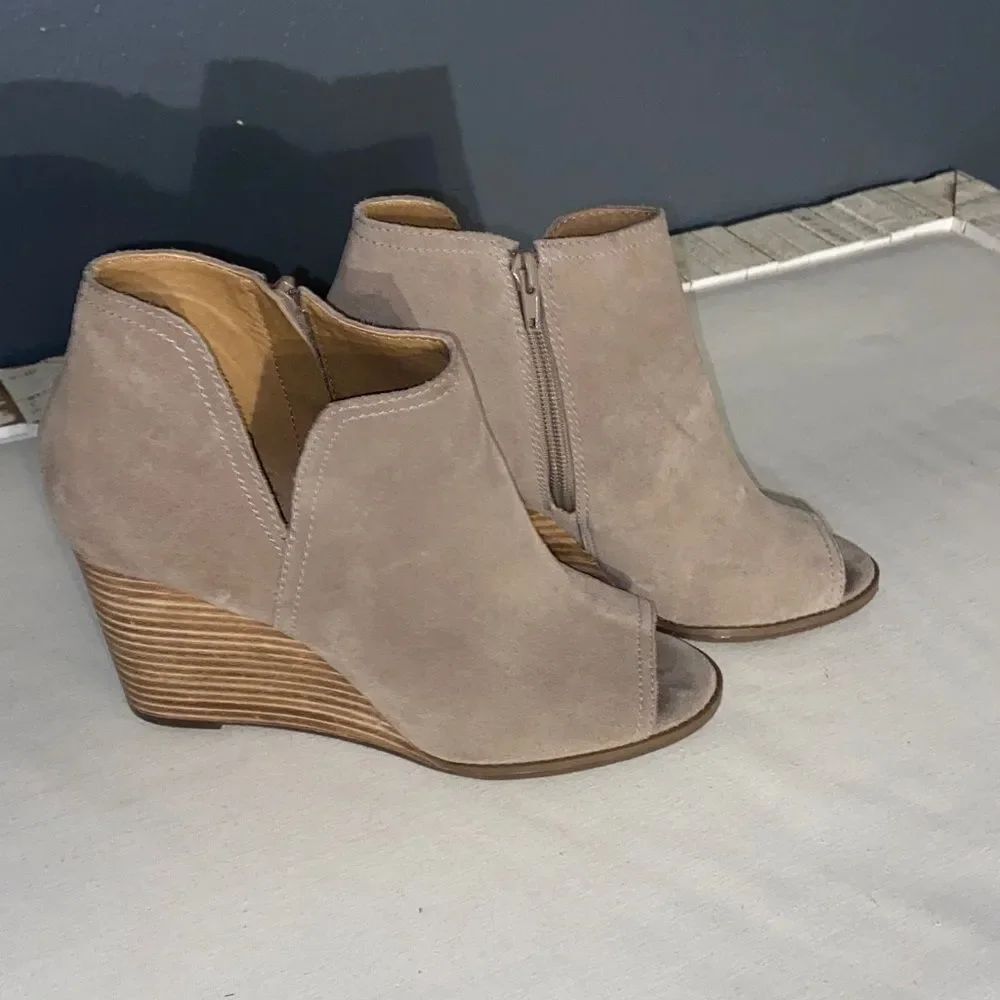 Lucky Brand Taupe Wedge peep toe booties size 9